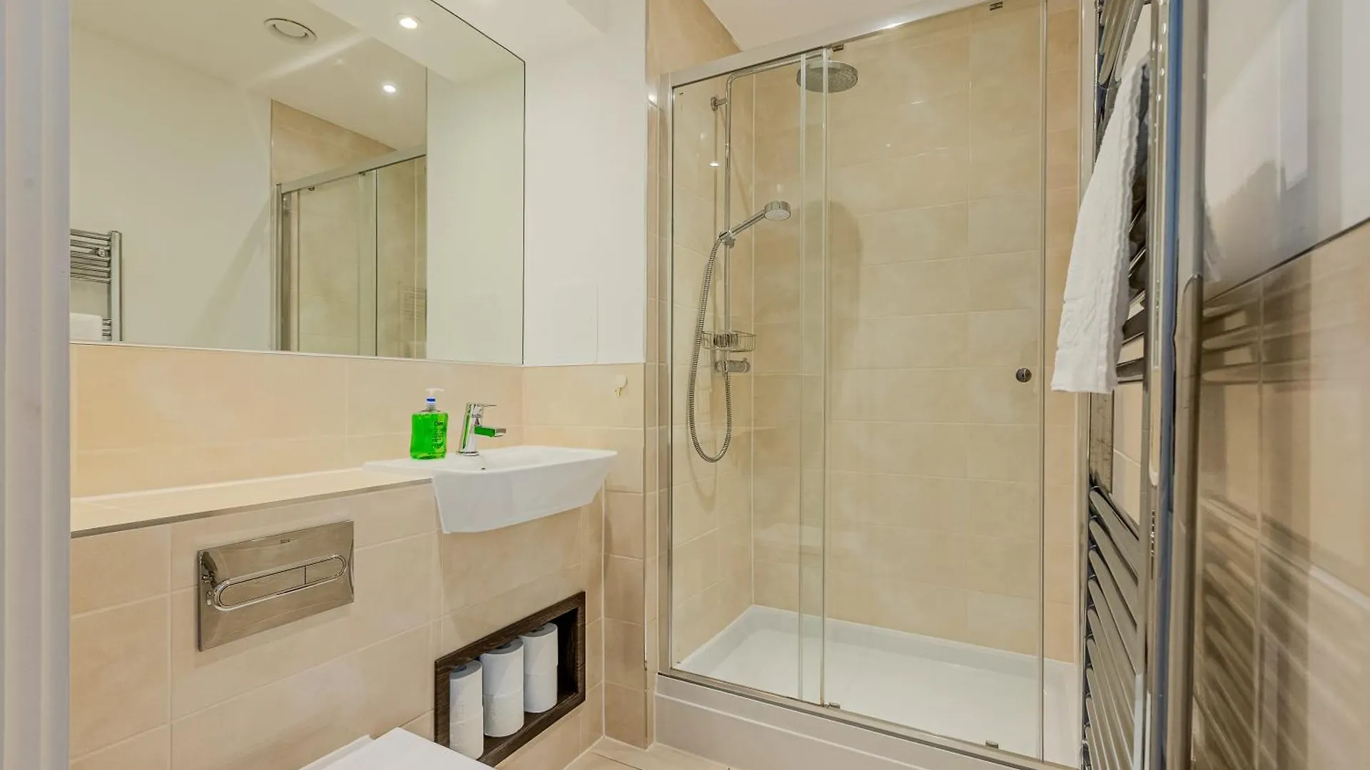 Spacious 2Br Apt With Balcony In Camberwell 伦敦 公寓