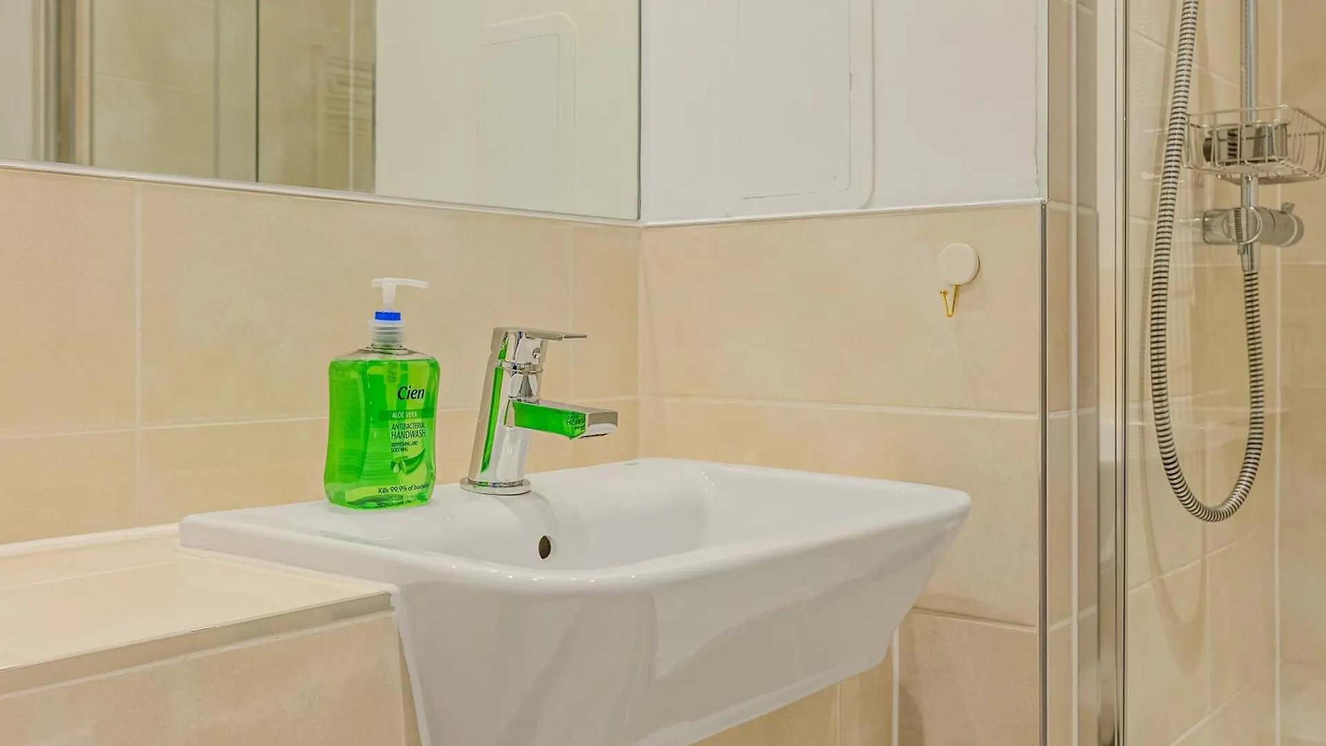 Spacious 2Br Apt With Balcony In Camberwell 伦敦